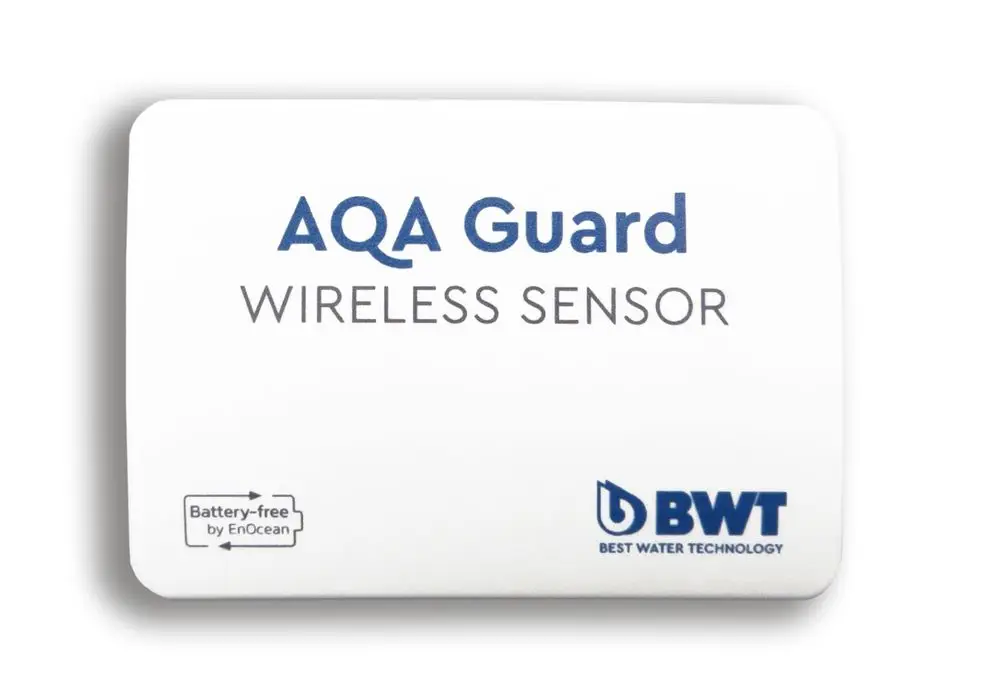 Weißer kabelloser Wassersensor mit der Aufschrift "AQA Guard" und dem Logo der Marke BWT. Hinweis auf batteriefreien Betrieb durch EnOcean.